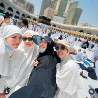 Keluarga Raffi Ahmad lainnya, Syahnaz dan Nisya juga berangkat haji tahun ini. Selain itu, ibu Raffi Ahmad, Amy Qanita dan ibunda Nagita Slavina, Rieta Amilia juga turut ikut dalam rombongan haji furoda. Foto: Instagram