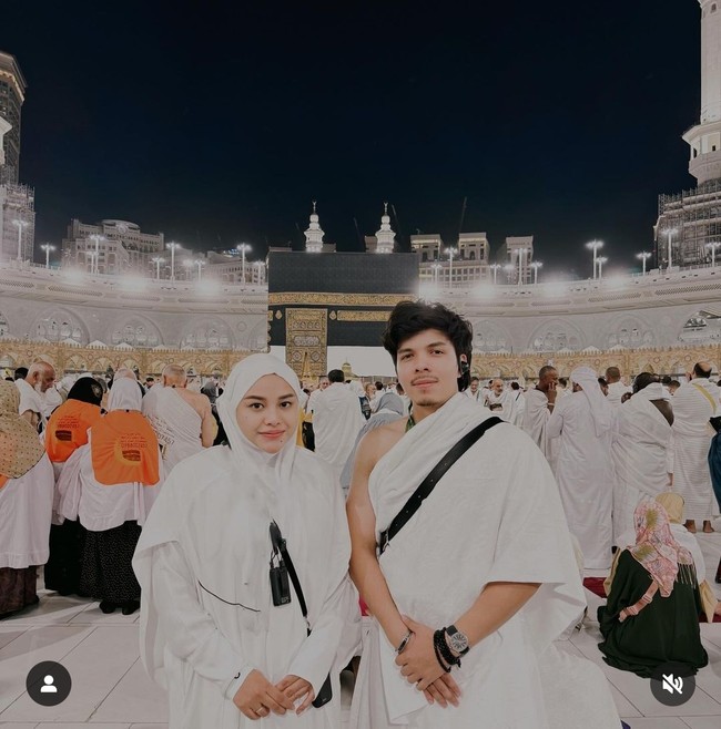Atta Halilintar dan Aurel Hermansyah menunaikan ibadah haji 2024. Dengan latar Kakbah, baik Atta dan Aurel berpose mengenakan pakaian ihram putih. Foto: Instagram