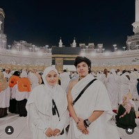 Atta Halilintar dan Aurel Hermansyah menunaikan ibadah haji 2024. Dengan latar Kakbah, baik Atta dan Aurel berpose mengenakan pakaian ihram putih. Foto: Instagram