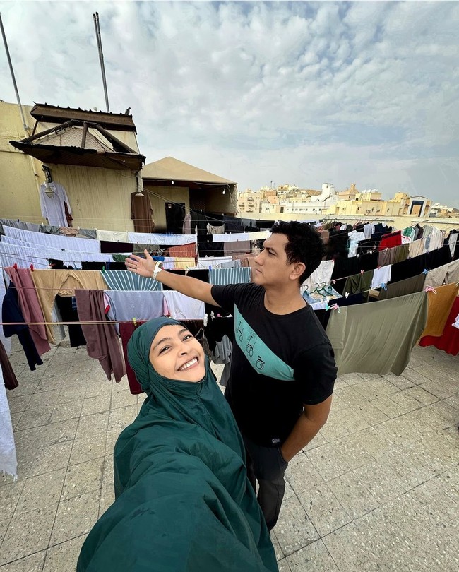 Vokalis Kotak Tantri Syalindri bersama sang suami tengah berada di Mekah untuk melaksanakan Rukun Islam yang ke-lima. Ini potret Tantri dan suaminya saat melakukan persiapan menjelang rukun haji di apartemen yanh ditinggalinya. Foto: Instagram
