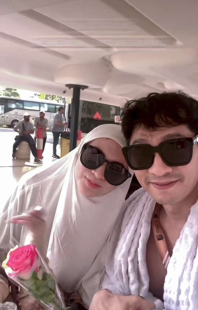 Adi Nugroho dan Donita juga berangkat haji tahun ini. Lewat postingan Instagramnya, Adi Nugroho mengungkapkan sangat bersyukur sekaligus terharu biaa menginjakkan kaki di Mekah bersama sang istri. Foto: Instagram