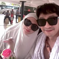 Adi Nugroho dan Donita juga berangkat haji tahun ini. Lewat postingan Instagramnya, Adi Nugroho mengungkapkan sangat bersyukur sekaligus terharu biaa menginjakkan kaki di Mekah bersama sang istri. Foto: Instagram