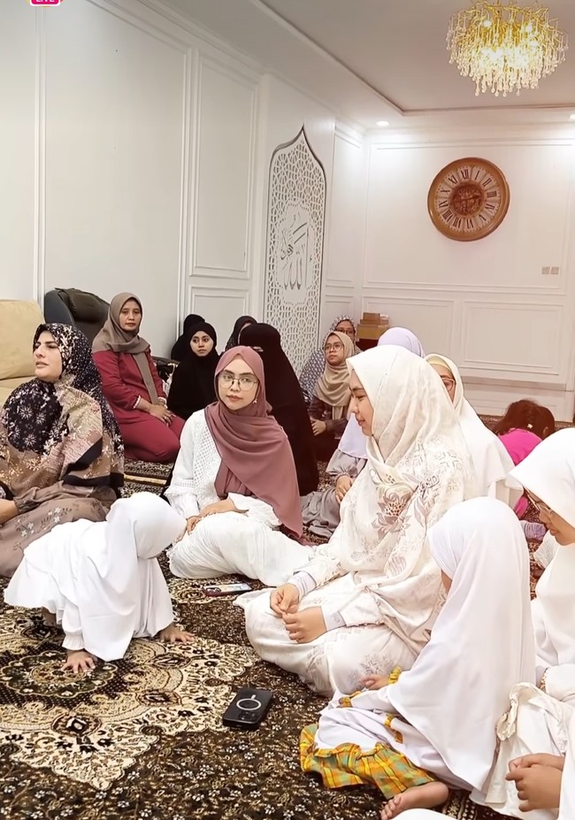 Oki Setiana Dewi dan adiknya, Ria Ricis melaksanakan walimatul safar atau acara syukuran sekaligus berpamitan untuk berangkat ke Tanah Suci dalam rangka menunaikan ibadah haji. Foto: Instagram