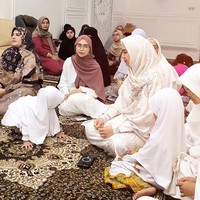 Oki Setiana Dewi dan adiknya, Ria Ricis melaksanakan walimatul safar atau acara syukuran sekaligus berpamitan untuk berangkat ke Tanah Suci dalam rangka menunaikan ibadah haji. Foto: Instagram