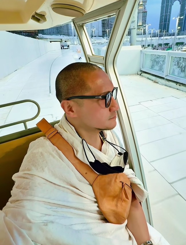 Arie Untung saat ini sedang berada di Mekah untuk melaksanakan ibadah haji 2024. Tahun ini, sang aktor tidak ditemani istrinya, Fenita. Foto: Instagram