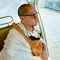 Arie Untung saat ini sedang berada di Mekah untuk melaksanakan ibadah haji 2024. Tahun ini, sang aktor tidak ditemani istrinya, Fenita. Foto: Instagram