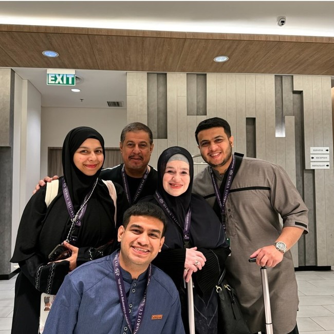 Fadil Jaidi beserta keluarganya juga berangkat haji tahun ini. Sebelum menginjakkan kaki di Tanah Suci, selebgram 11,8 juta lebih pengikut ini meminta maaf apabila ada perbuatannya yang kurang berkenan. Foto: Instagram