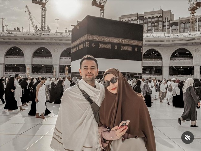 Raffi Ahmad dan Nagita Slavina berangkat ke Tanah Suci dengan visa haji furoda. Ini gaya pasangan artis Raffi Ahmad dan Nagita Slavina saat melaksanakan tawaf sunnah. Foto: Instagram