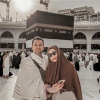 Raffi Ahmad dan Nagita Slavina berangkat ke Tanah Suci dengan visa haji furoda. Ini gaya pasangan artis Raffi Ahmad dan Nagita Slavina saat melaksanakan tawaf sunnah. Foto: Instagram