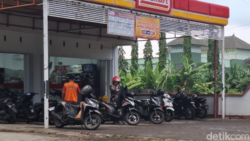 Seorang juru parkir tengah merapikan kendaraan pengunjung di salah satu minimarket di Kota Mataram, NTB, Jumat (14/6/2024). (Foto: Nathea Citra/detikBali)