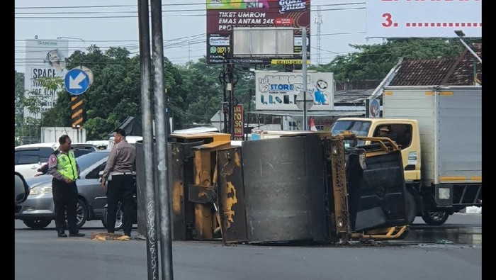 Stoom terguling di perempatan Denggung Sleman, Jumat (1/6/2024)