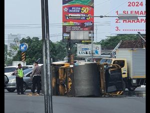Detik-detik Stoom Diangkut Truk Terguling di Perempatan Denggung Sleman