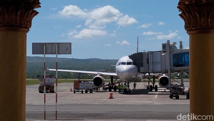 Super Air Jet mendarat perdana di Bandara Sultan Iskandar Muda, Blang Bintang, Aceh Besar, Jumat (14/6/2024). (Agus Setyadi/detikSumut)
