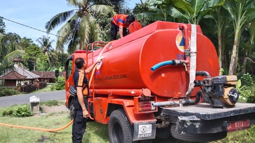 BPBD Kabupaten Karangasem ketika menyalurkan air bersih ke Desa Ulakan, Kecamatan Manggis, Kabupaten Karangasem Jumat (14/6/2024). (dok. BPBD Karangasem)