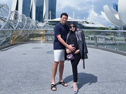 Foto Syahrini di Singapura Dengan Baby Bump Makin Besar, Tenteng Tas Rp 2,2 M