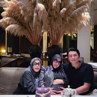 Syahrini dan suaminya juga terlihat makan bersama dengan sang bunda. Berpose ke arah kamera, ketiganya tampak memegang perut Syahrini yang sudah semakin besar dan terlihat jelas. Foto: Instagram/@princessyahrini