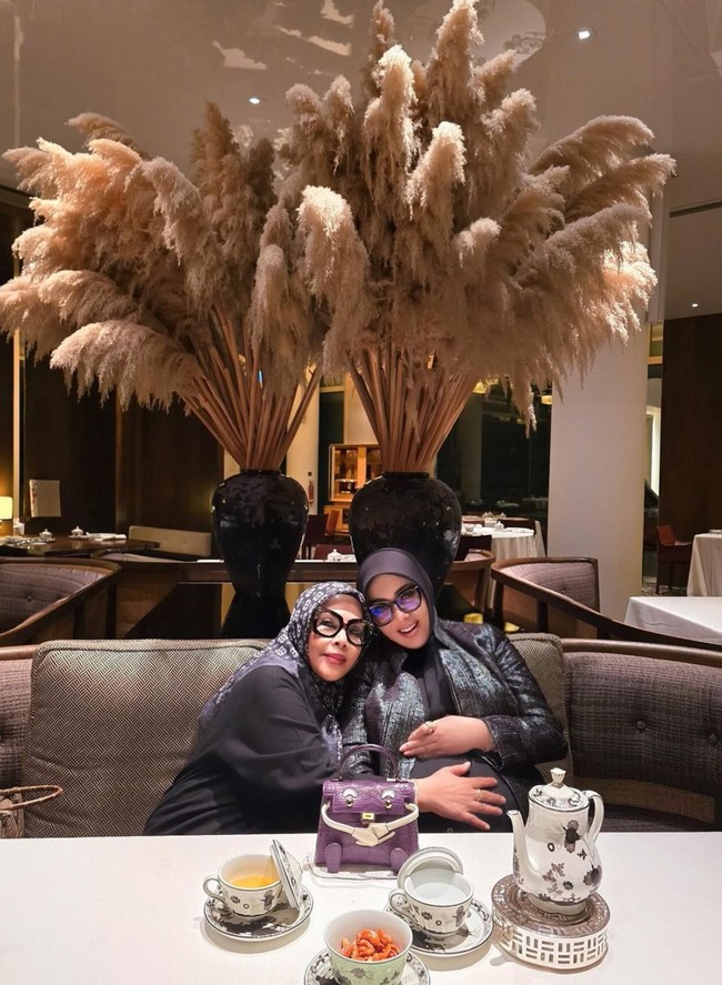 Yang juga tak kalah mencuri atensi ialah tas mungil berbentuk unik yang dibawanya. Berwarna ungu, tas tersebut terlihat berbentuk seperti boneka. Foto: Instagram/@princessyahrini