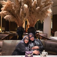 Yang juga tak kalah mencuri atensi ialah tas mungil berbentuk unik yang dibawanya. Berwarna ungu, tas tersebut terlihat berbentuk seperti boneka. Foto: Instagram/@princessyahrini