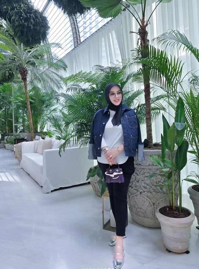 Melansir akun fashion @hermes.selebriti, rupanya tas yang dibawa Syahrini itu berasal dari merek mewah Hermes. Harganya pun tak main-main, mencapai Rp 2,2 miliar. Diketahui tas tersebut merupakan edisi H quelle idole kelly doll matte alligator & swift leather with palladium hardware. Foto: Instagram/@princessyahrini