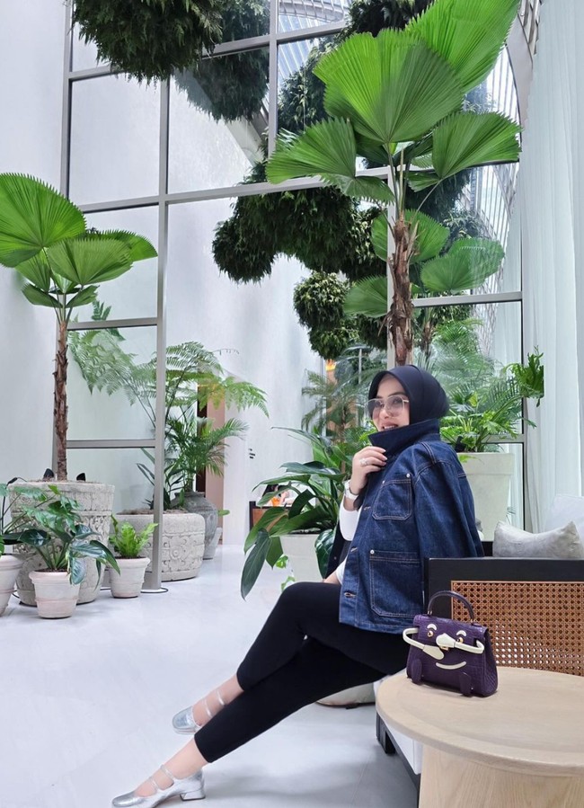 Melihat dari foto-foto unggahannya, Syahrini memang kerap mengenakan tas keluaran Hermes yang harganya tak kalah fantastis. Sebelumnya ia juga sempat mengenakan tas Hermes edisi Nata Swift and Osier Wicker Picnic Birkin 25 PHW yang harganya mencapai Rp 1,2 miliar. Foto: Instagram/@princessyahrini