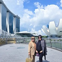 Setelah mempublikasikan kabar kehamilan dan tak lagi menutupi baby bump-nya, Syahrini kini jadi lebih sering memamerkan perutnya yang sudah semakin besar. Baru-baru ini ia tampak membagikan potretnya saat berada di Singapura. Foto: Instagram/@princessyahrini