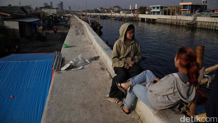 Tanggul Laut tahap 5 di Cilincing, Jakarta Utara, telah lama selesai dibangun. Tanggul ini melindungi warga dari banjir rob.