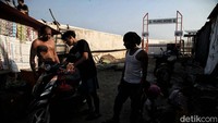 Sejumlah warga beraktivitas di kawasan Tanggul Laut tahap 5 di Cilincing, Jakarta Utara, Jumat (14/6/2024).  