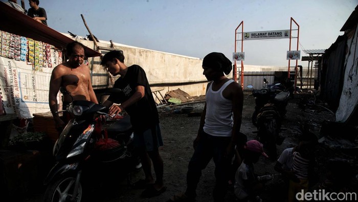 Tanggul Laut tahap 5 di Cilincing, Jakarta Utara, telah lama selesai dibangun. Tanggul ini melindungi warga dari banjir rob.