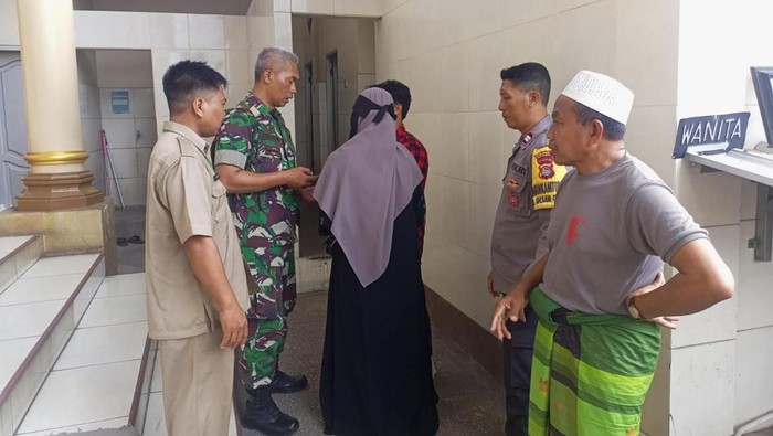 Tangkapan layar sepasang kekasih diduga berbuat mesum di dalam kamar mandi masjid di Kora Mataram, Kamis (13/6/2024). Foto: tangkapan layar.