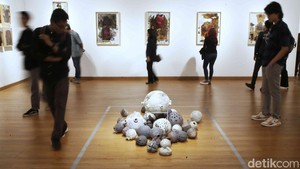 Pameran “TIGA SISI: Jelajah dan Media” dikuratori oleh Asikin Hasan, dan menghadirkan 97 karya. Seluruh karya tersebut merupakan hasil penjelajahan pemikiran, pengendapan batin, serta eksplorasi bentuk dan teknik yang telah dilakukan oleh ketiga perupa selama satu dekade terakhir.