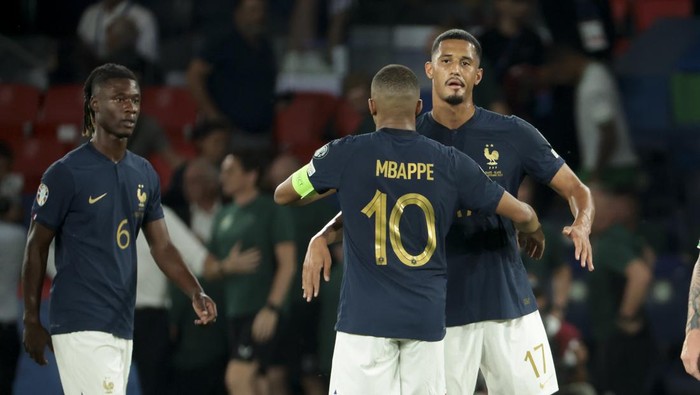 PARIS, FRANCE - SEPTEMBER 7: William Saliba of France salutes Kylian Mbappe, left Eduardo Camavinga of France following the UEFA EURO 2024 qualifying round group D match between France and Republic of Ireland at Parc des Princes stadium on September 7, 2023 in Paris, France. (Photo by Jean Catuffe/Getty Images)
