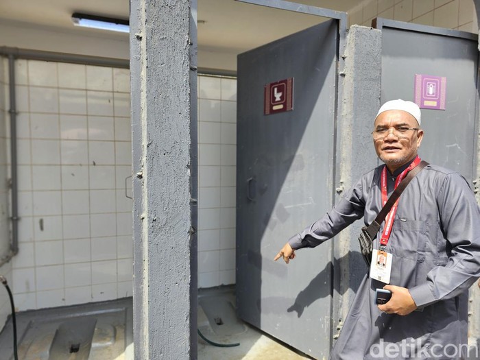 Timwas mengecek sejumlah fasilitas di Armuzna, salah satunya yakni kamar mandi jemaah haji (Mei Amelia/detikcom)