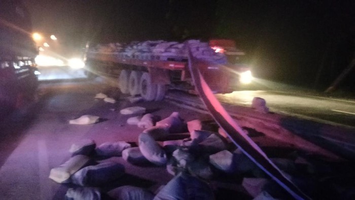 Truk tronton nangkring di atas median jalan Lamongan