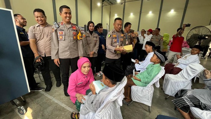 Wakapolres Mojokerto Kompol Yulie Khrisna dan Wakil Ketua Cabang Bhayangkari Mojokerto Erna Yuli