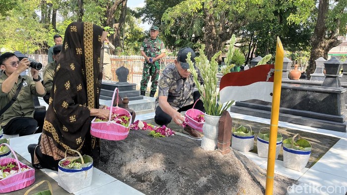 Wakil Wali Kota Solo Teguh Prakosa ziarah ke makam Wali Kota Solo periode 1995-2000, Oetomo Ramelan di Astana Utara, Jumat (14/6/2024)