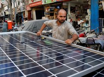 Warga Pakistan Beralih ke Panel Surya gegara Mati Listrik 14 Jam Sehari