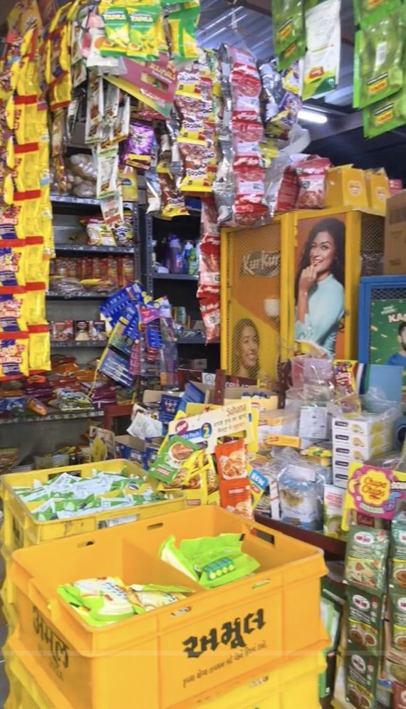 WNI Jajan Snack di Warung Kelontong India, Rp 16 Ribu Dapat Banyak!