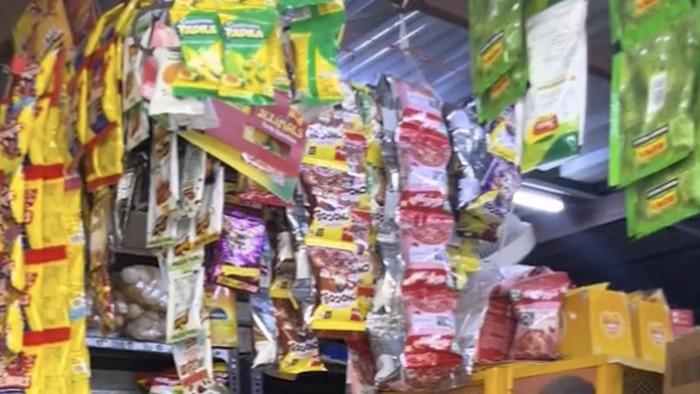 WNI Jajan Snack di Warung Kelontong India, Rp 16 Ribu Dapat Banyak!