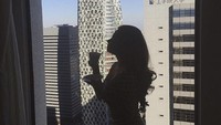 Ini salah satu momen ketika Ariel Tatum liburan di Jepang. Sebelum mulai beraktivitas, pemain film ini tampak menikmati secangkir kopi. Foto: Instagram @arieltatum
