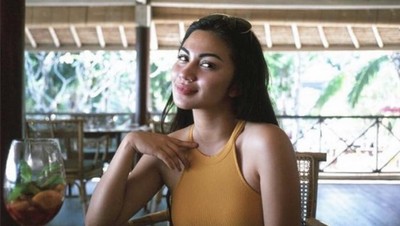 10 Potret Manis Ariel Tatum Saat Ngopi hingga Bakar Ikan