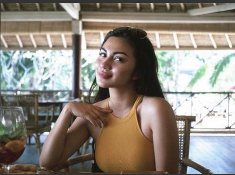 10 Potret Manis Ariel Tatum Saat Ngopi hingga Bakar Ikan