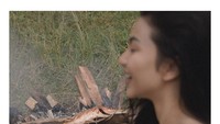 Tidak hanya menikmati kopi atau makanan, tetapi artis Indonesia ini juga gemar memasak. Kali ini Ariel Tatum membagikan momen saat bakar ikan dengan kayu bakar.  Foto: Instagram @arieltatum