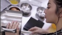 Wanita itu juga sempat terlihat sedang membuat kue. Kali ini ia sedang membuat kue gulung rasa keju. Foto: Instagram @arieltatum