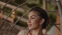 Ariel Tatum kembali memamerkan kemampuan aktingnya melalui film terbaru dengan judul ‘Catatan Harian Menantu Sinting’. Foto: Instagram @arieltatum