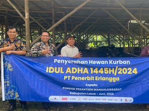 Rayakan Idul Adha, Penerbit Erlangga Bagikan Sapi & Kambing di Nusantara