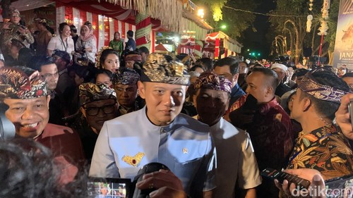 AHY didampingi Pj Gubernur Bali Sang Made Mahendra Jaya (kiri) di pembukaan PKB, Sabtu (15/6/2024).