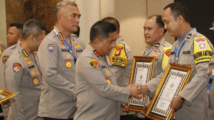 Aipda Fajar mendapat penghargaan dari Kapolda Metro Irjen Karyoto