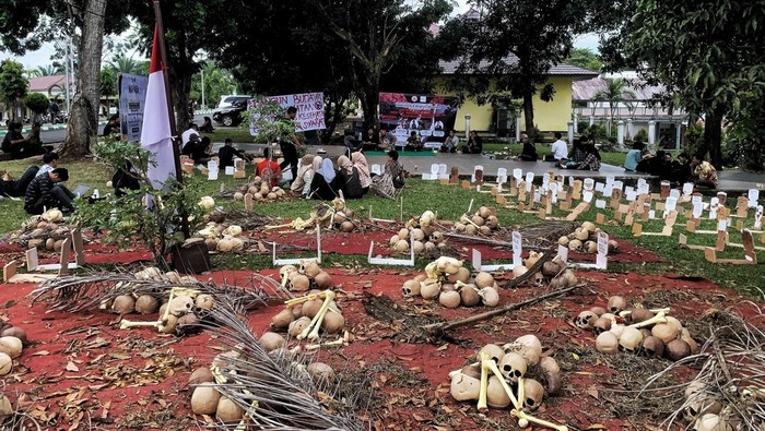 Aksi Mahasiswa Peringati 26 Tahun Reformasi Para aktivis Bengkulu Movement dan mahasiswa dari sejumlah kampus menggelar Refleksi Reformasi 26 tahun dan Napak Tilas Perjuangan Mahasiswa 1998 dalam melawan kekuasaan Orde Baru di Kampus UIN FAS Bengkulu, Jumat (14/6/2024).