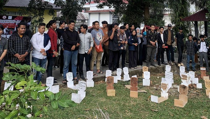 Aksi Mahasiswa Peringati 26 Tahun Reformasi Para aktivis Bengkulu Movement dan mahasiswa dari sejumlah kampus menggelar Refleksi Reformasi 26 tahun dan Napak Tilas Perjuangan Mahasiswa 1998 dalam melawan kekuasaan Orde Baru di Kampus UIN FAS Bengkulu, Jumat (14/6/2024).