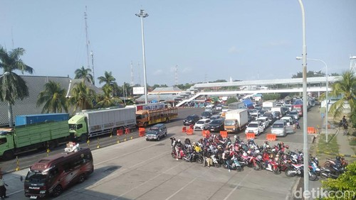 Antrean kendaraan di Pelabuhan Gilimanuk, Jembrana, Bali, Sabtu (15/6/2024).